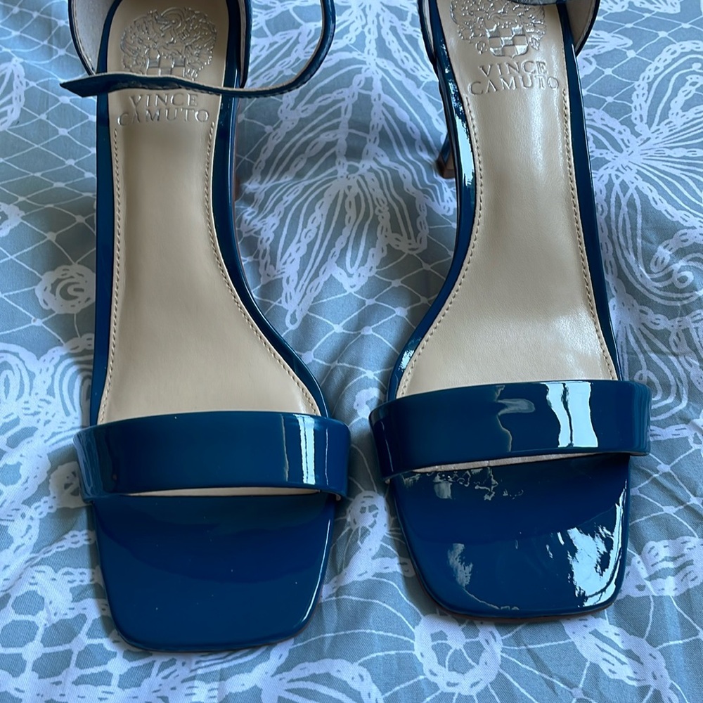 Vince Camuto New…8 1/2.  About 2 1/2 inches high Teal/Blue.